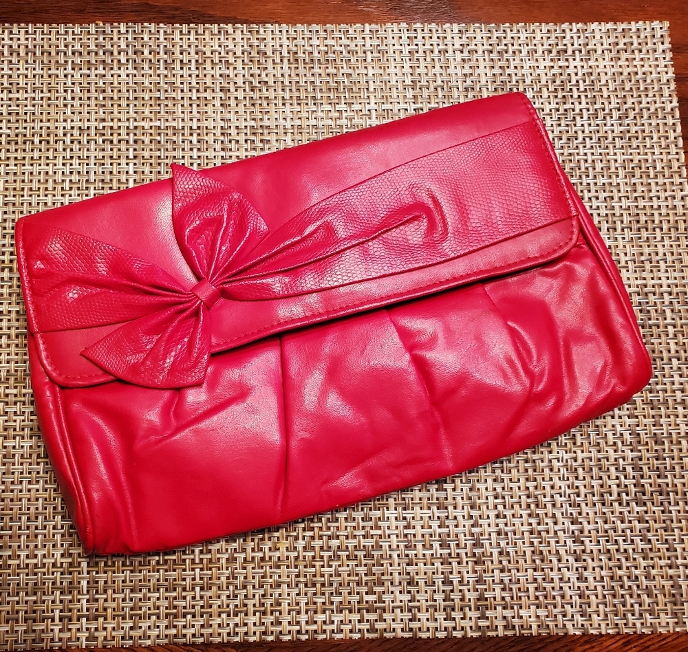Vintage 90s red faux leather clutch